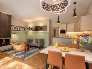 Salon avec coin repas - Center Parcs Les Trois Forêts