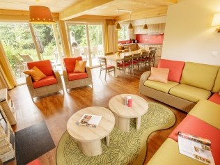 Salon avec coin repas - Center Parcs Park Bostalsee