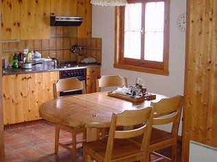 Küche mit Essbereich - Chalets Moléson