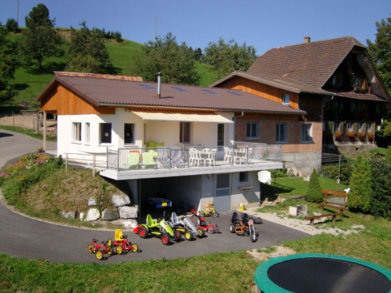 Aussenansicht im Sommer - Erlebnishof Farnere Swiss-Lodge