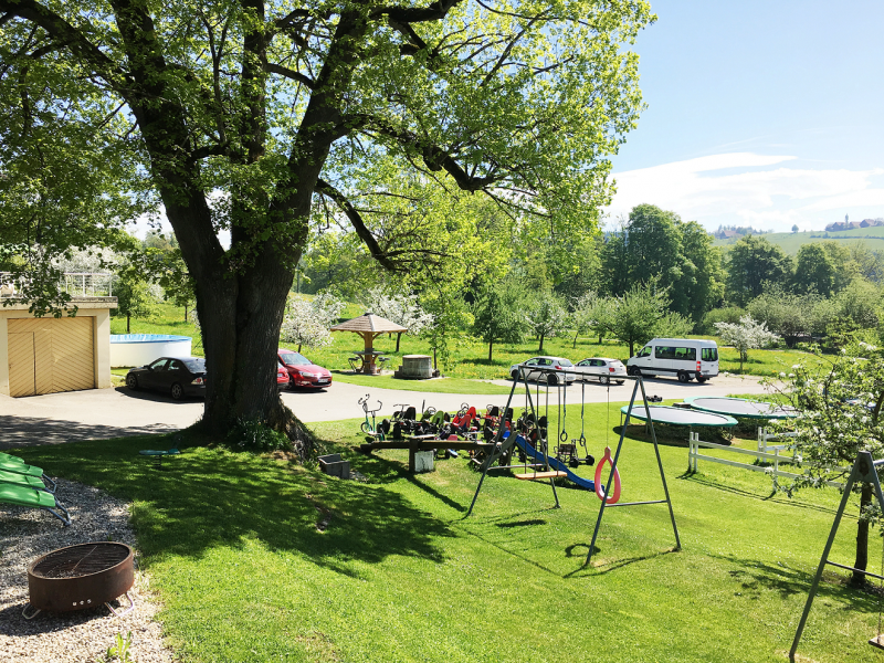 Spielplatz - Erlebnishof Farnere Swiss-Lodge