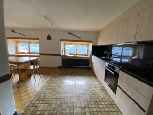 Küche mit Essbereich - Ferienhaus Chasa Moffa
