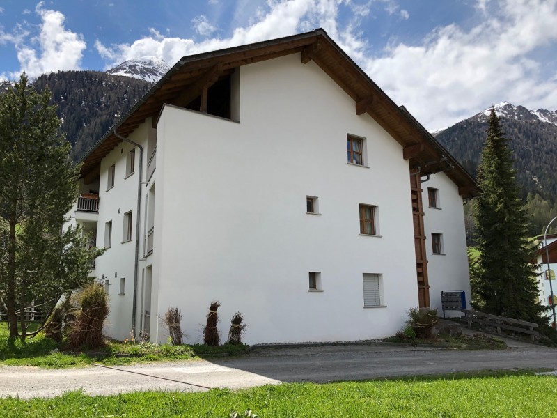 Aussenansicht im Sommer-Ferienhaus Chavallera Bergün