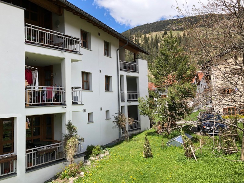 Aussenansicht im Sommer-Ferienhaus Chavallera Bergün