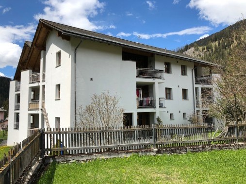 Aussenansicht im Sommer-Ferienhaus Chavallera Bergün