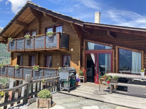 Aussenansicht im Sommer - Ferienhaus Dorfblick