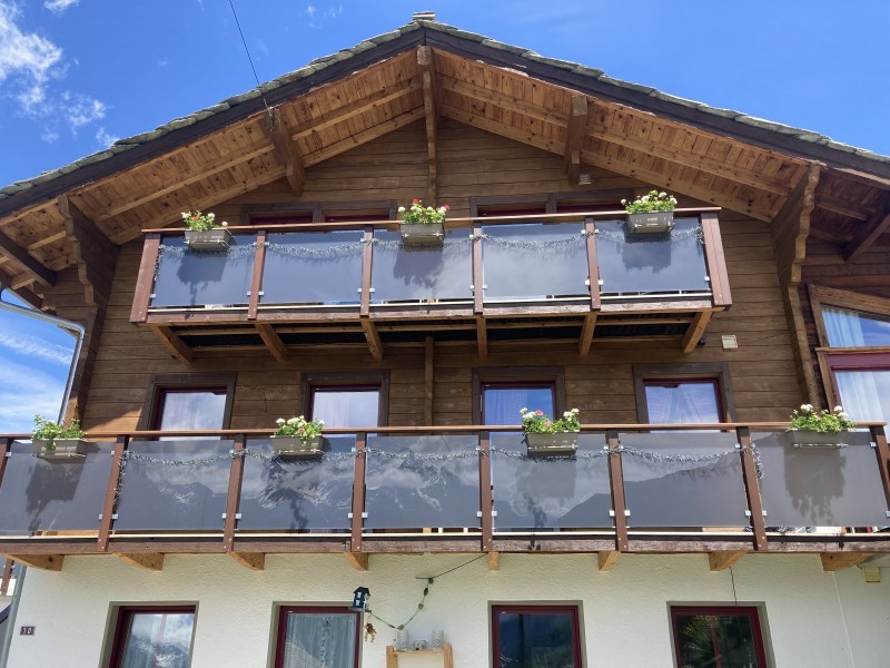 Aussenansicht im Sommer - Ferienhaus Dorfblick