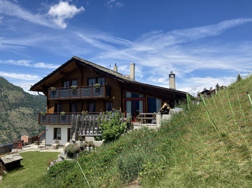 Aussenansicht im Sommer - Ferienhaus Dorfblick
