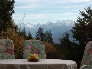 Balkon mit Blick auf die Berge - Ferienhaus Eglantine