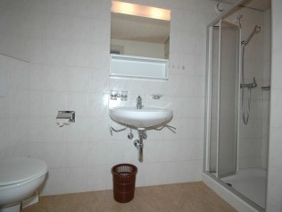 Badezimmer - Ferienhaus FSG Samedan