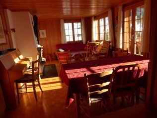 Salon avec coin repas - Maison de vacances Gürütsch