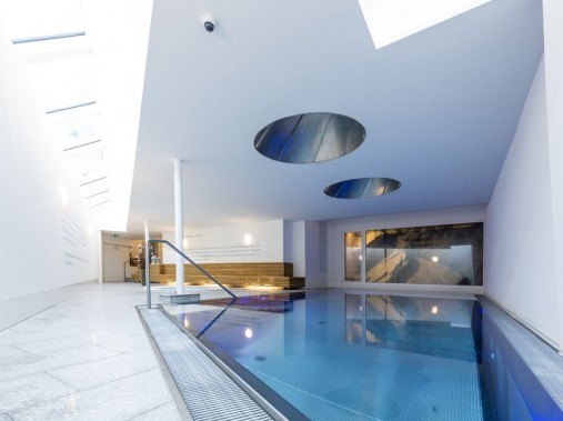 Hallenbad und Whirlpool - Ferienhaus legendär