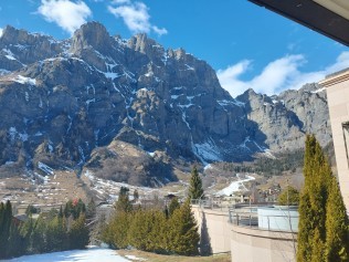 Balkon mit Blick auf die Berge - Ferienhaus Schlössli