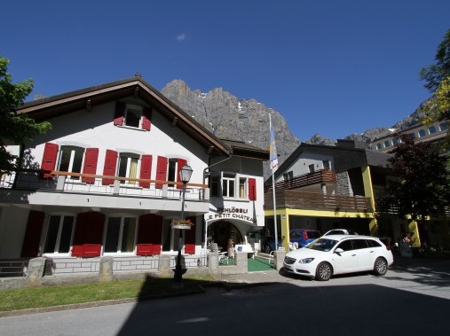 Aussenansicht im Sommer - Ferienhaus Schlössli