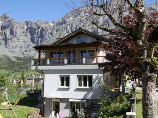 Aussenansicht im Sommer - Ferienhaus Schlössli