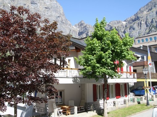 Aussenansicht im Sommer - Ferienhaus Schlössli