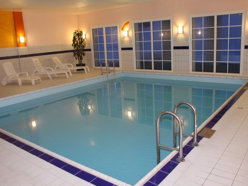 Piscine couverte en hiver - Parc de vacances Alpine Village