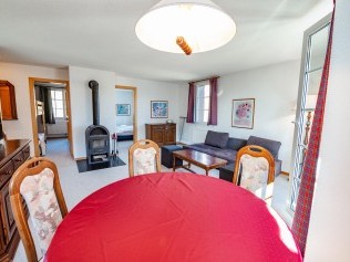 Wohnzimmer mit Essbereich - Ferienpark Alpine Village