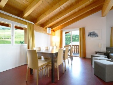 Wohnzimmer mit Essbereich - Ferienresidenz Surses Alpin