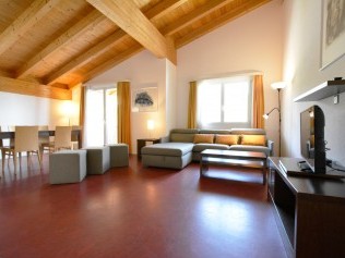 Wohnzimmer mit Essbereich - Ferienresidenz Surses Alpin