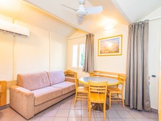 Wohnzimmer mit Essbereich - Riva degli Etruschi