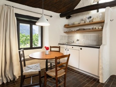 Küche mit Essbereich - Feriensiedlung Rustici della Verzasca