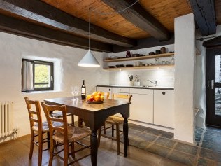 Küche mit Essbereich - Feriensiedlung Rustici della Verzasca