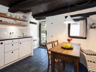 Küche mit Essbereich - Feriensiedlung Rustici della Verzasca
