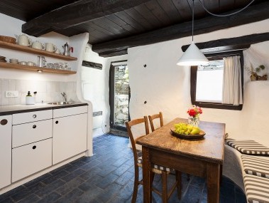 Küche mit Essbereich - Feriensiedlung Rustici della Verzasca