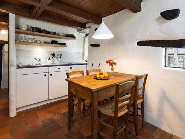 Küche mit Essbereich - Feriensiedlung Rustici della Verzasca