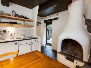 Küche mit Essbereich - Feriensiedlung Rustici della Verzasca