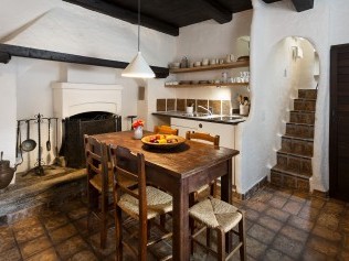 Küche mit Essbereich - Feriensiedlung Rustici della Verzasca