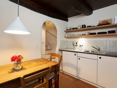 Küche mit Essbereich - Feriensiedlung Rustici della Verzasca