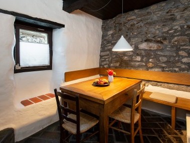 Küche mit Essbereich - Feriensiedlung Rustici della Verzasca