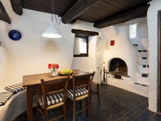 Küche mit Essbereich - Feriensiedlung Rustici della Verzasca