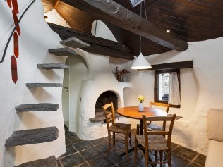 Wohnzimmer mit Essbereich - Feriensiedlung Rustici della Verzasca