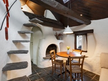 Wohnzimmer mit Essbereich - Feriensiedlung Rustici della Verzasca