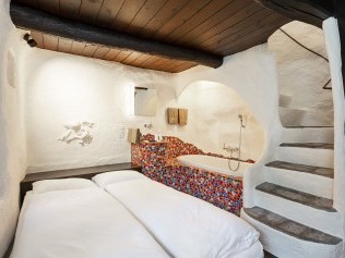 Schlafzimmer mit Badewanne - Feriensiedlung Rustici della Verzasca