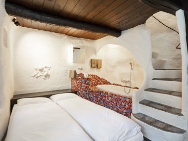 Schlafzimmer mit Badewanne - Feriensiedlung Rustici della Verzasca