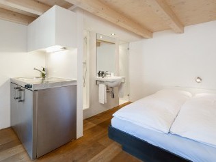 Wohn- und Schlafzimmer - Feriensiedlung Rustici della Verzasca