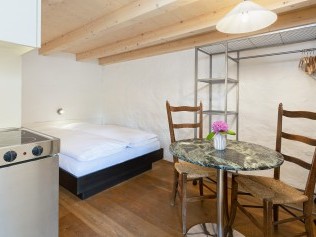 Wohn- und Schlafzimmer - Feriensiedlung Rustici della Verzasca