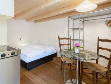 Wohn- und Schlafzimmer - Feriensiedlung Rustici della Verzasca