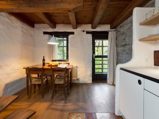 Küche mit Essbereich - Feriensiedlung Rustici della Verzasca