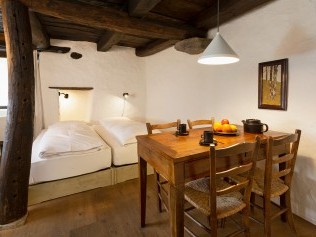 Wohn- und Schlafzimmer - Feriensiedlung Rustici della Verzasca