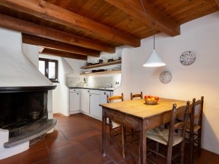 Küche mit Essbereich - Feriensiedlung Rustici della Verzasca
