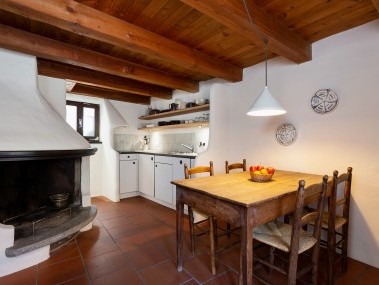Küche mit Essbereich - Feriensiedlung Rustici della Verzasca