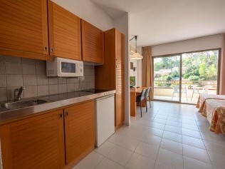 Cuisine avec coin repas - Golf Beach Residence