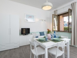 Wohnzimmer mit Essbereich - Reka-Ferienresort Golfo del Sole