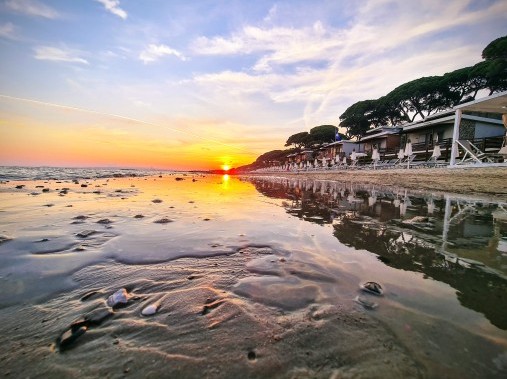 The sun sets beautifully on the beach at the Reka holiday resort Golfo del Sole in Follonica