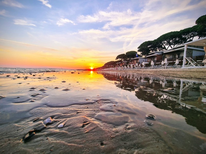 So schön geht die Sonne unter am Strand des Reka-Ferienresorts Golfo del Sole in Follonica